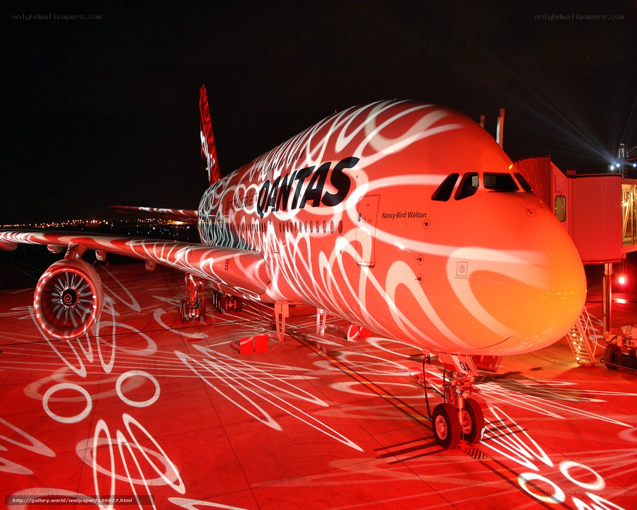 Qantas A380 at night