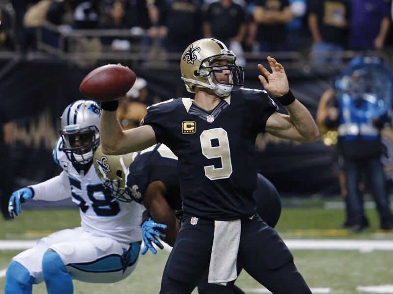 Quarterback Throwing Football — Black