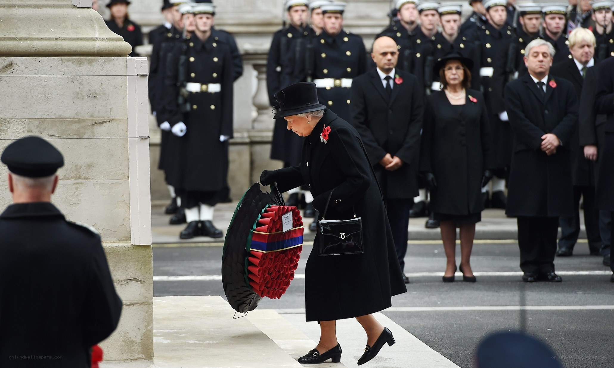 Queen laying wreath at ceremony