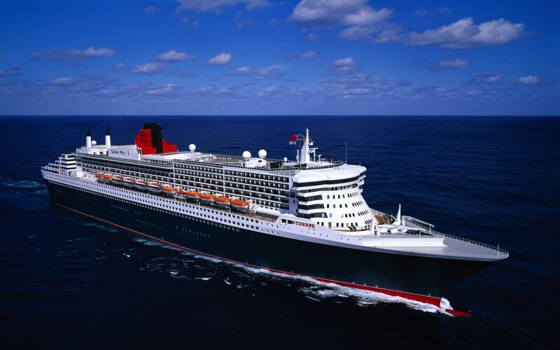 Queen Mary 2 cruise ship at sea