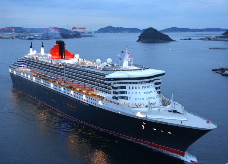 Queen Mary 2 cruise ship at sea