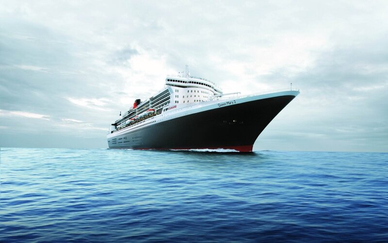 Queen Mary 2 cruise ship at sea