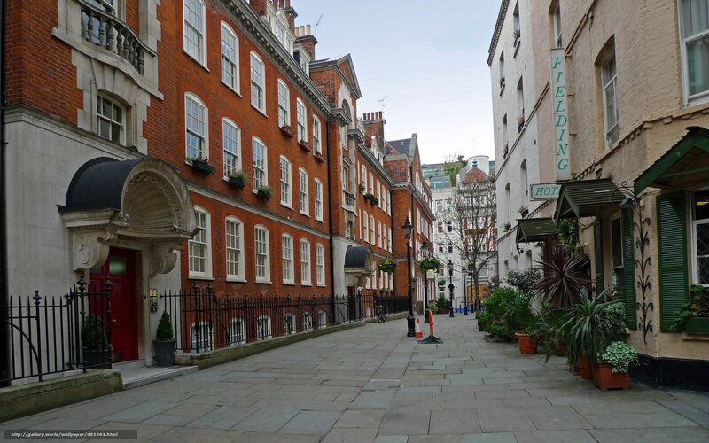 Quiet alley in London