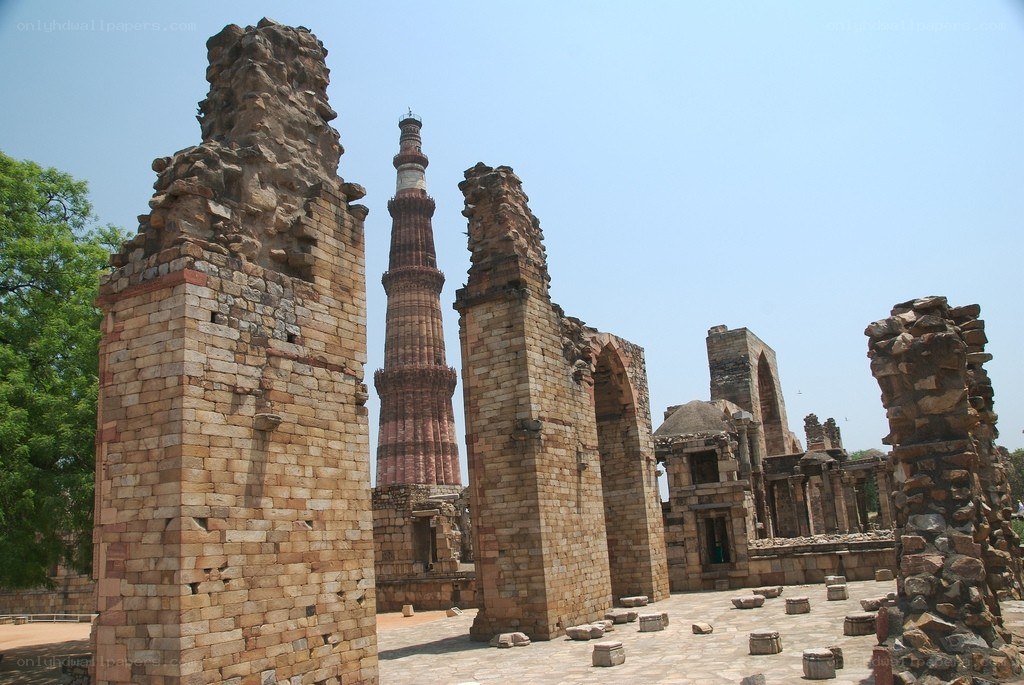 Qutb Minar and its ruins
