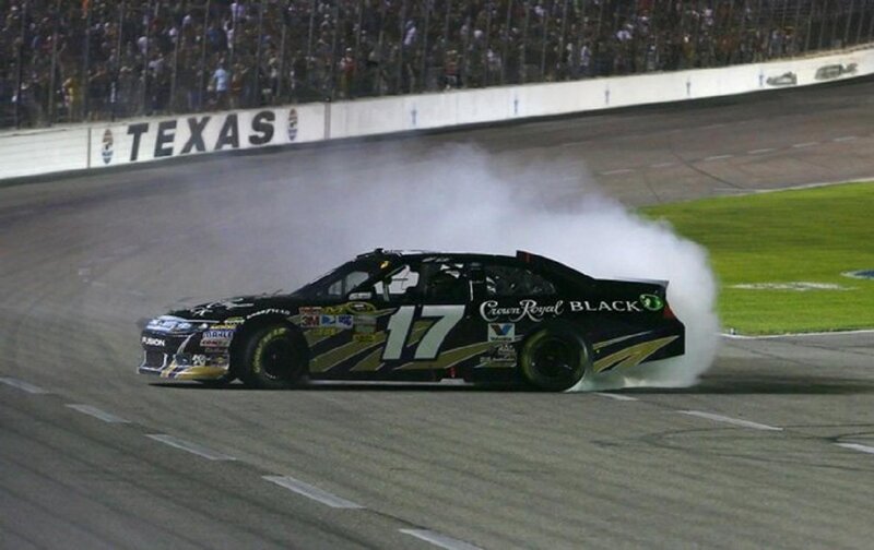 Race Car on Track — Black