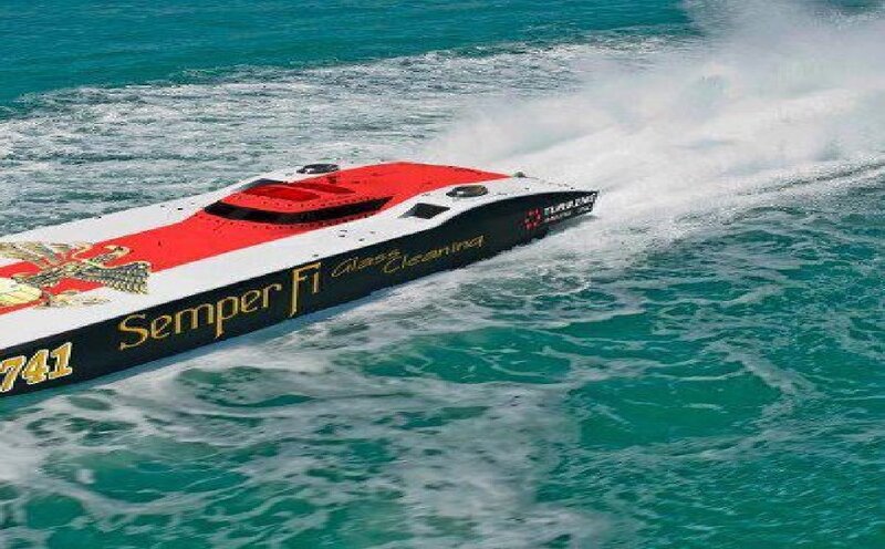 Racing Boat on Water — Red, Dynamic