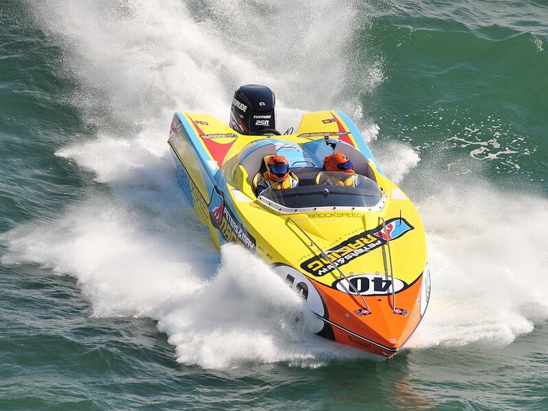 Racing Boat on Water — Yellow, Dynamic