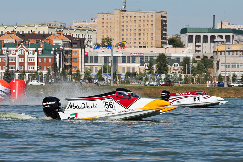 Racing Boats on Water — Blue, Active