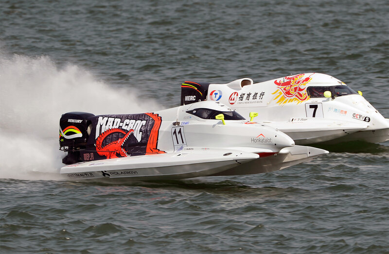 Racing Boats on Water — White, Dynamic