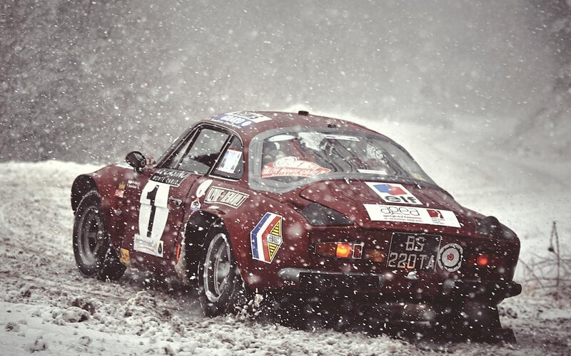 Racing Car in Snow — Red