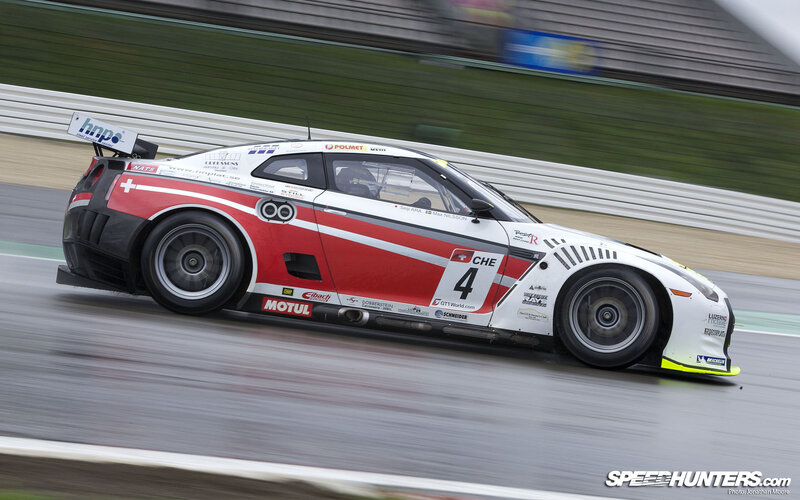 racing nissan gt-r on track