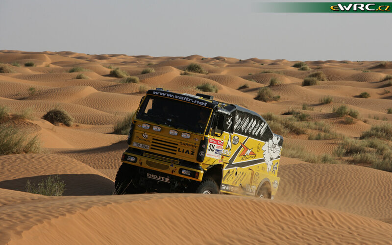 Racing Truck in Desert — Yellow, Dynamic