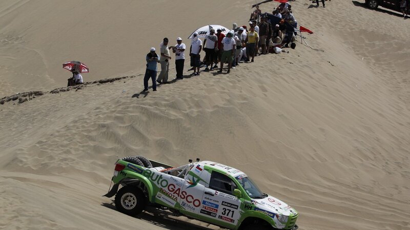 Racing Truck on Sand Dune — Green, Active