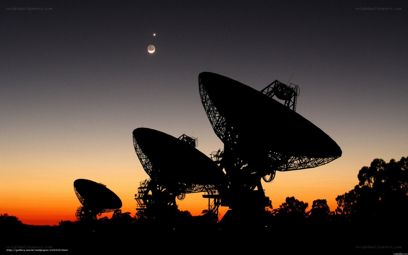 Radio telescopes at dusk