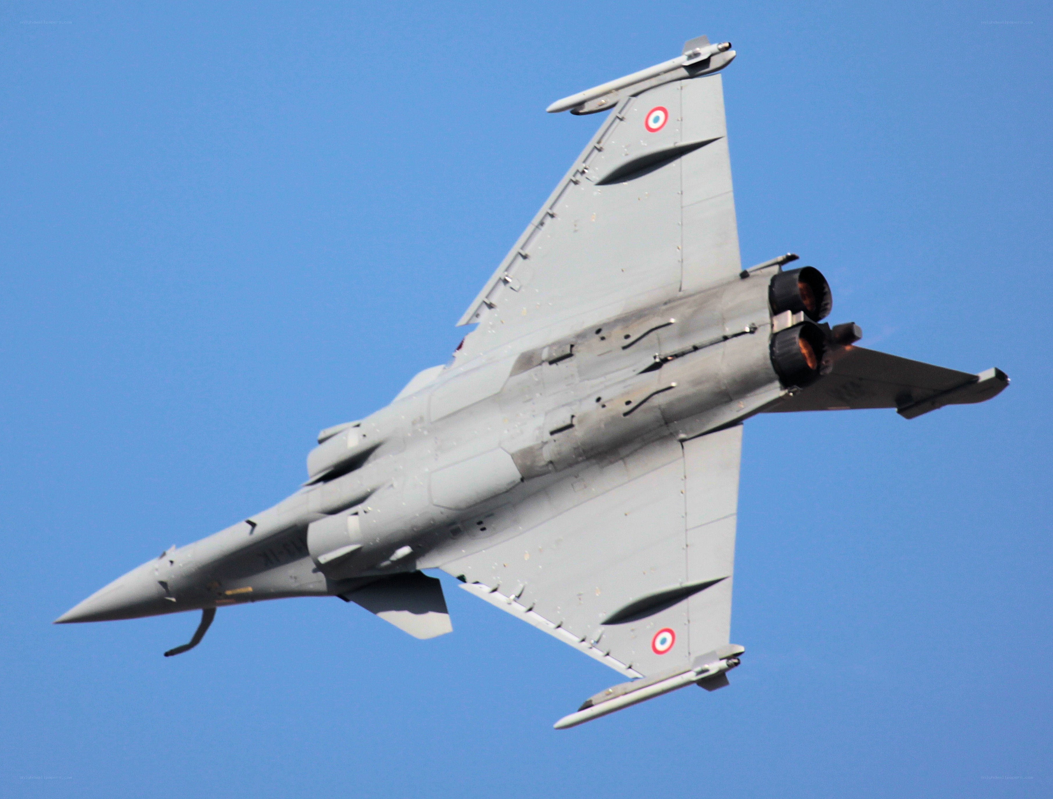 Rafale fighter jet in flight