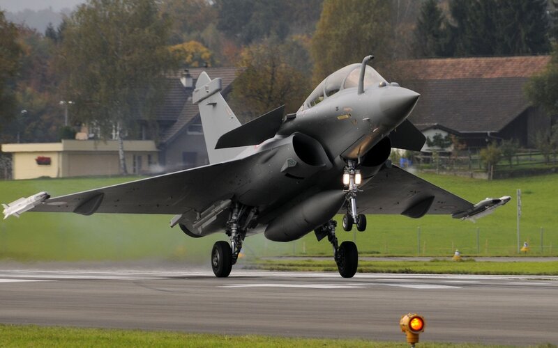 Rafale fighter jet landing