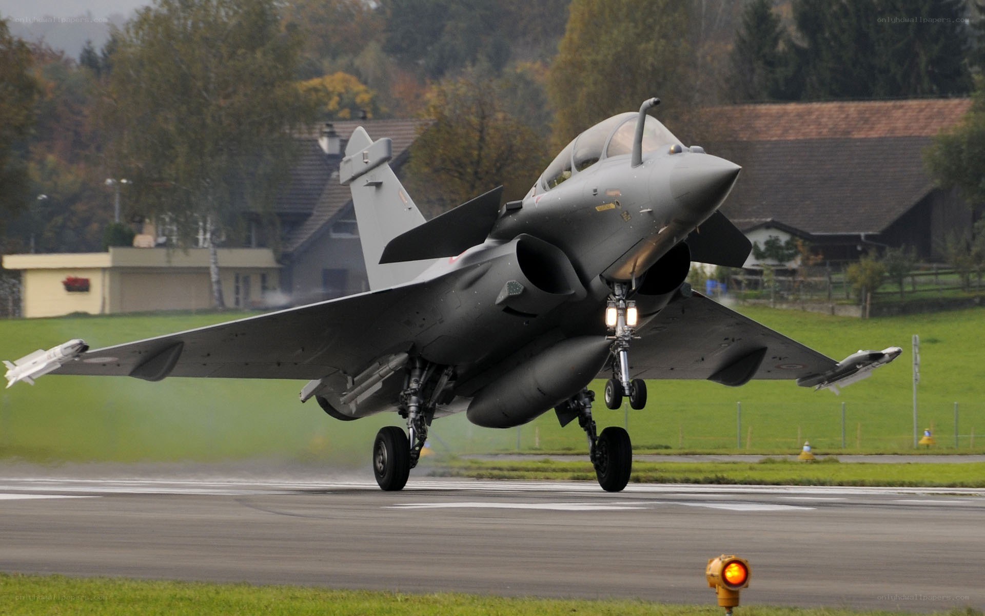 Rafale fighter jet landing