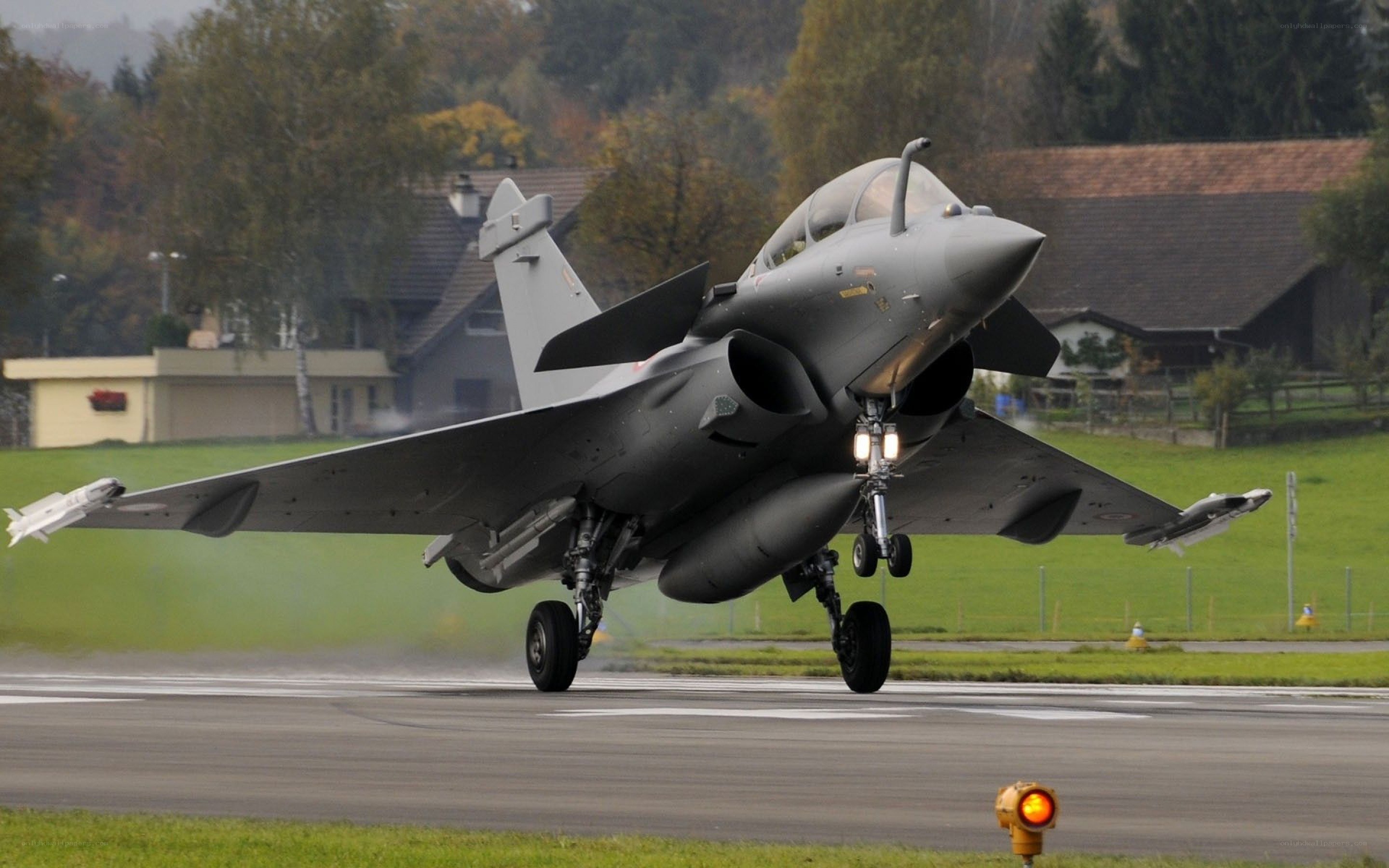 Rafale fighter jet landing