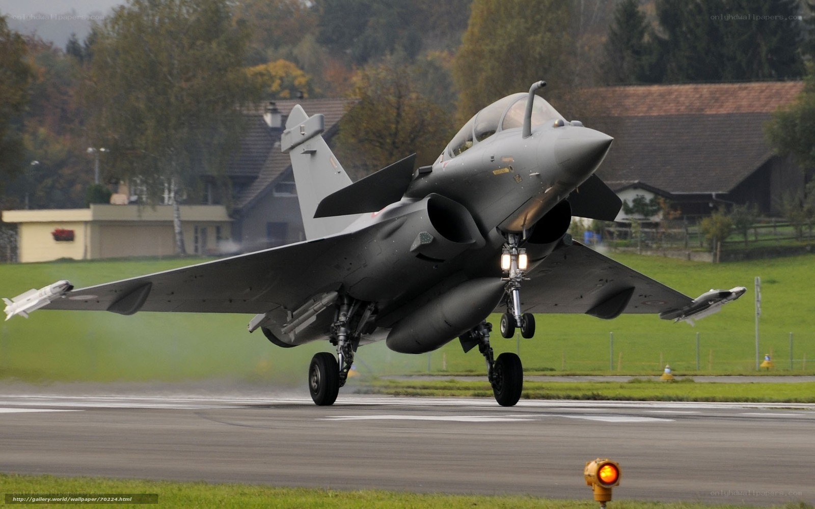 Rafale fighter jet landing