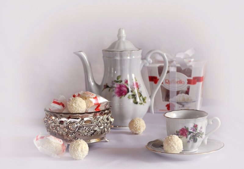 Raffaello Candies in Tea Set