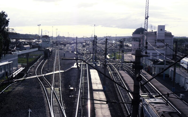 Rail yard with multiple tracks