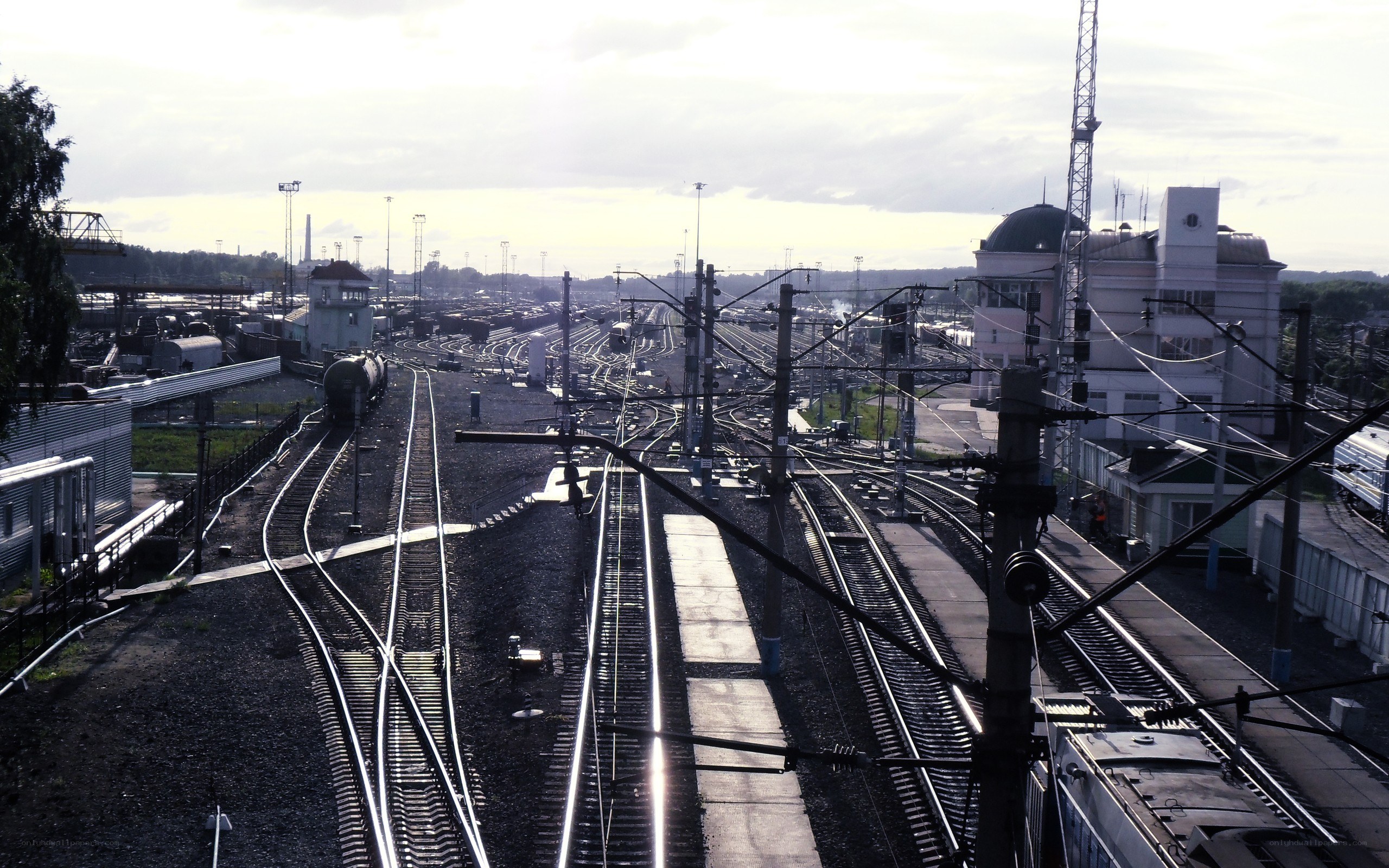 Rail yard with multiple tracks