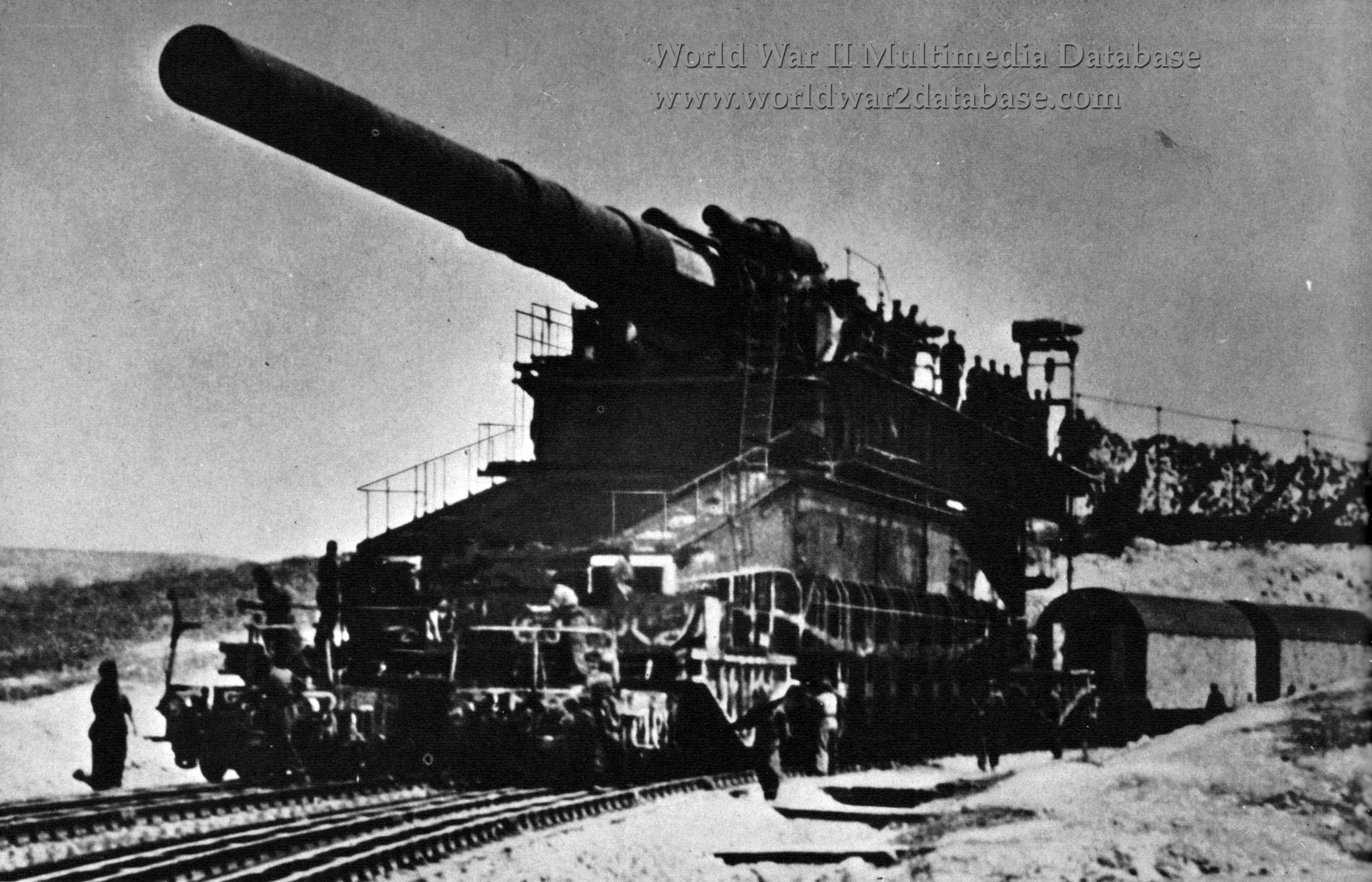 Railway gun in wartime