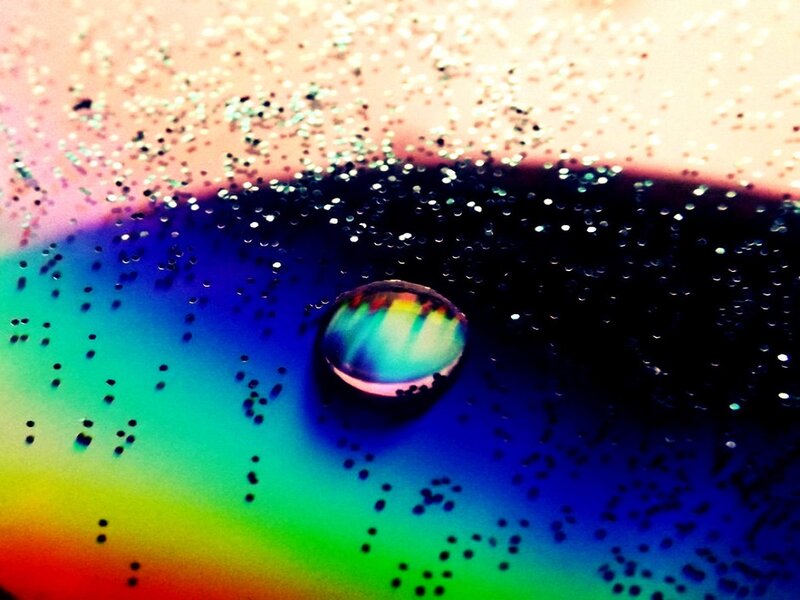 Rainbow-colored Liquid Surface