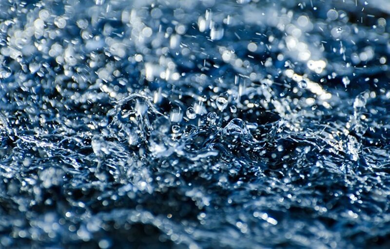 Raindrops on Water Surface — Blue, Dynamic