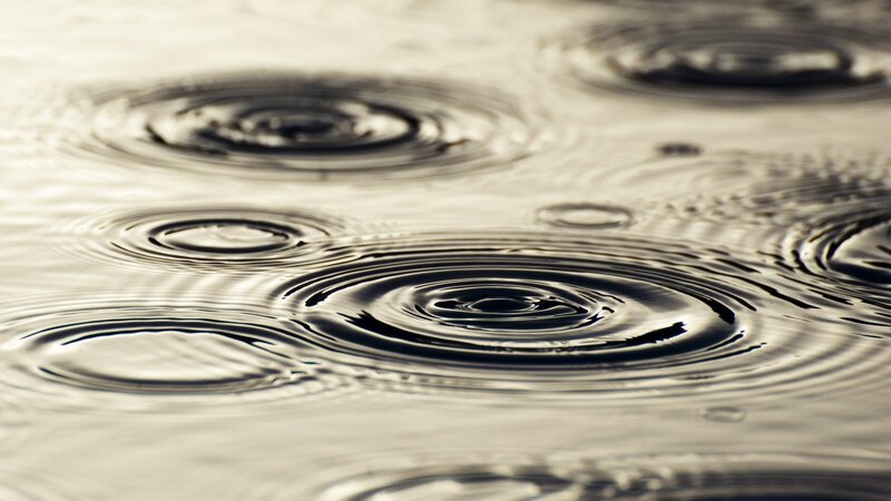 Raindrops on Water Surface — Gray