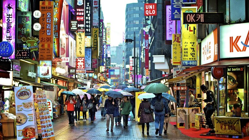Rainy day in Seoul's shopping district