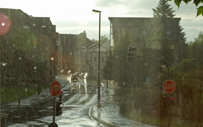 Rainy Street Intersection — Gray