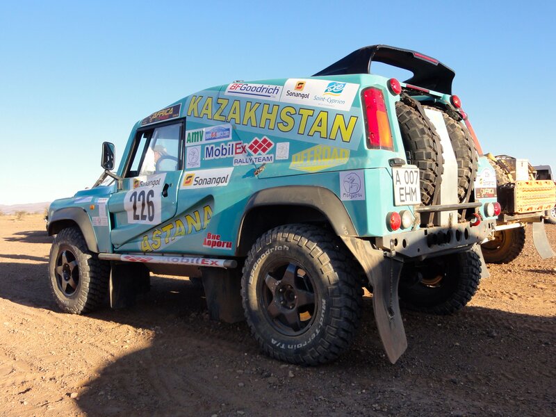 Rally Car in Desert — Blue, Arid