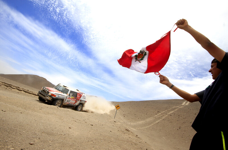 Rally Car in Desert — Blue, Dynamic