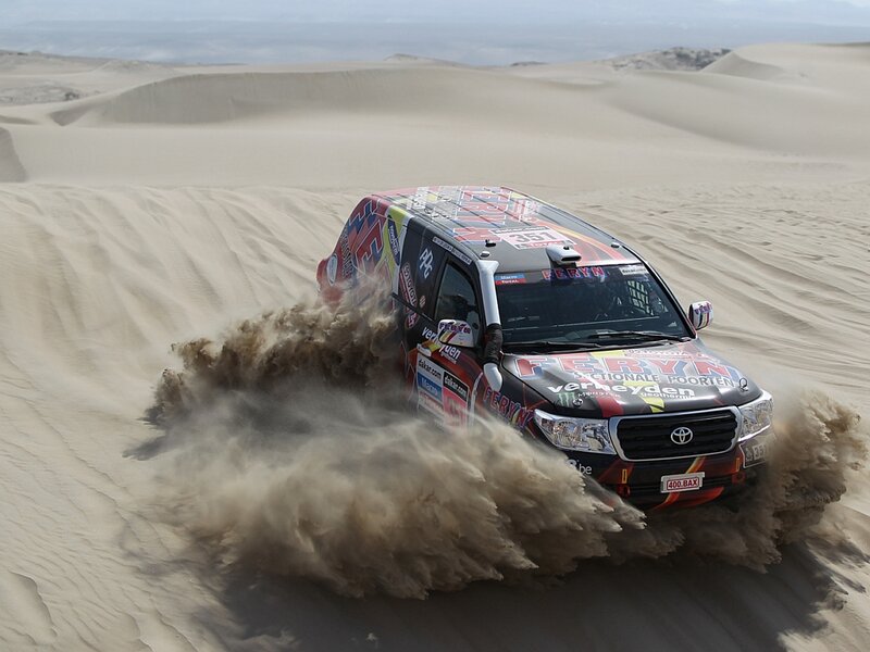 Rally Car in Desert — Brown, Dynamic