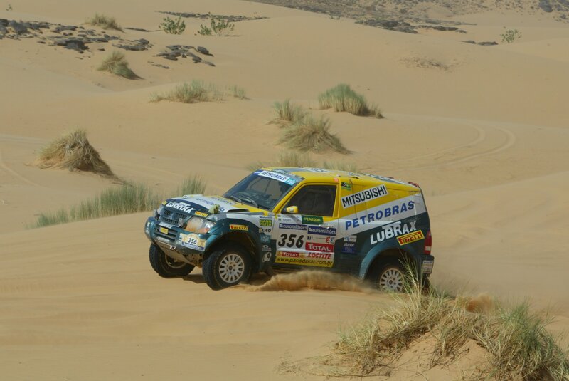 Rally Car in Desert — Yellow, Dynamic