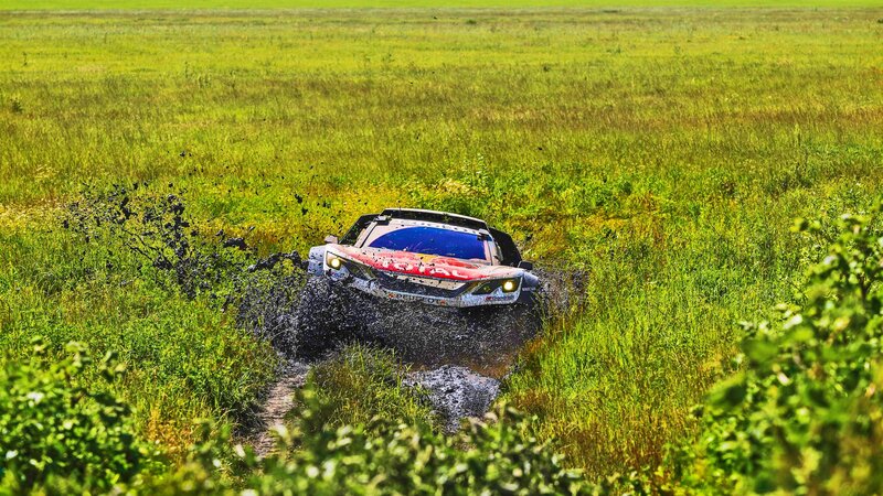 Rally Car in Mud — Green, Dynamic