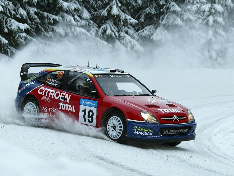 Rally Car in Snow — Red, Dynamic