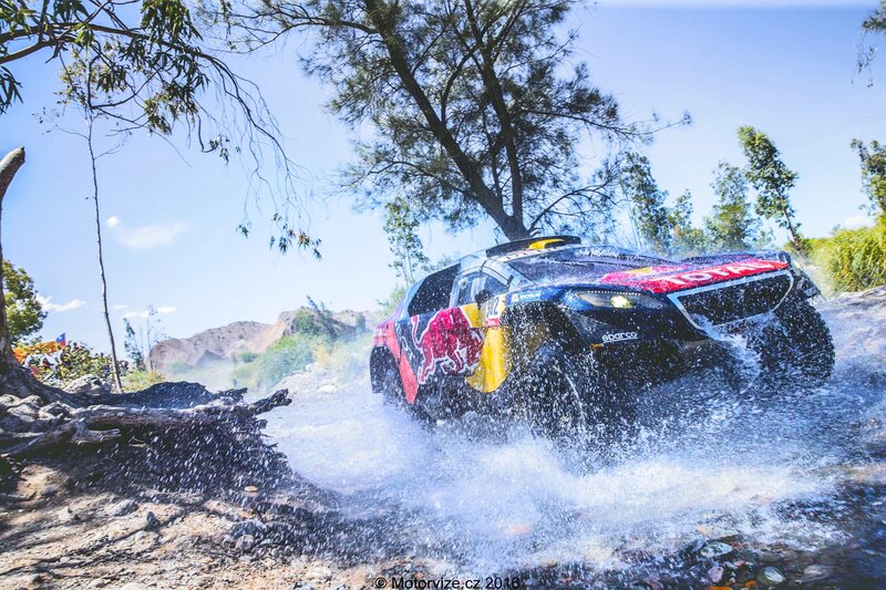 Rally Car in Water — Black, Dynamic