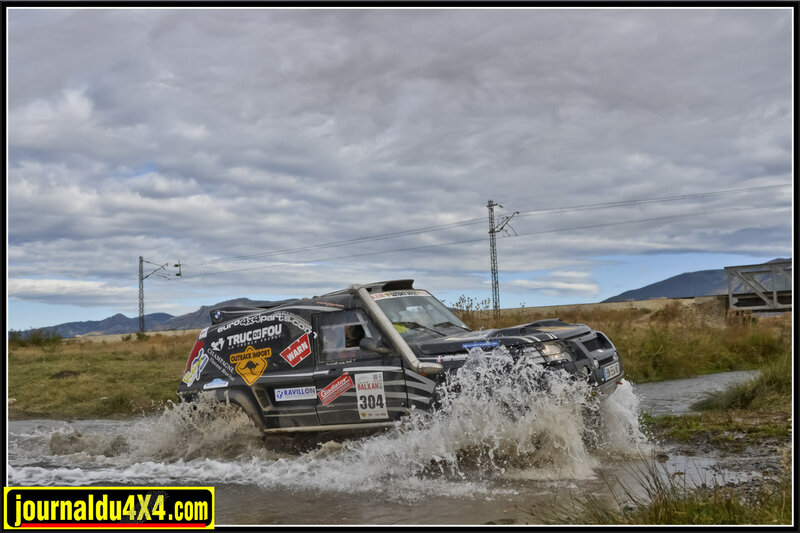 Rally Car in Water — Gray