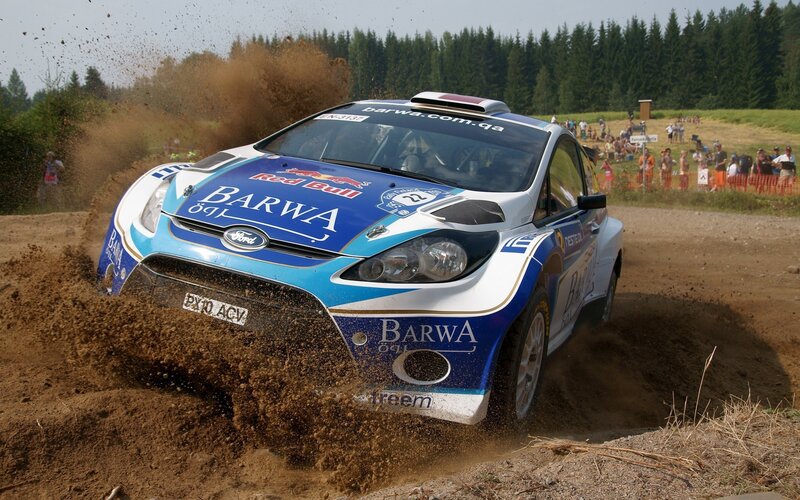 Rally car kicking up dirt