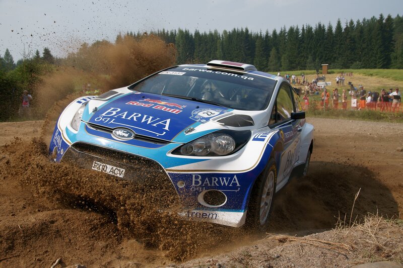Rally car kicking up dirt