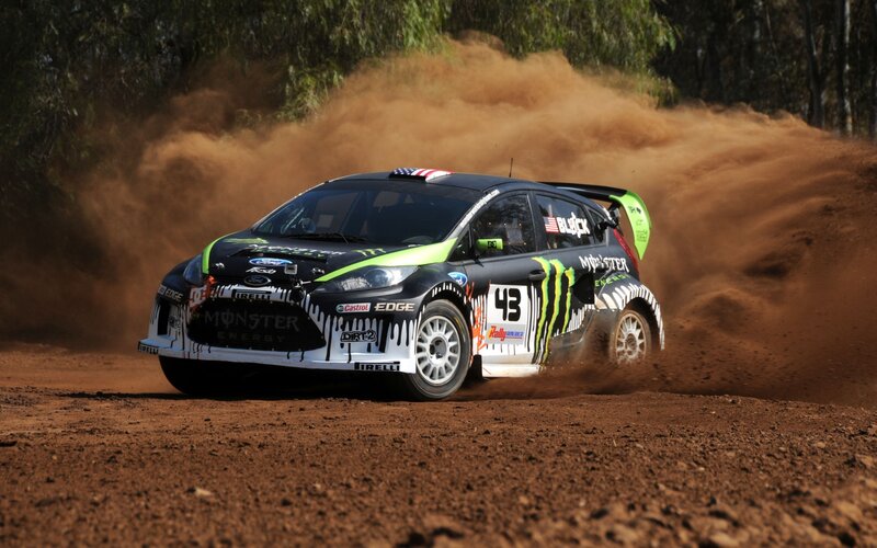 Rally car kicking up dust
