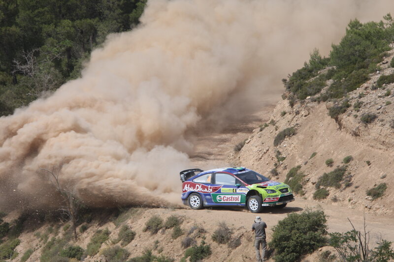 Rally car kicking up dust