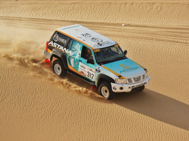Rally Car on Sand Dune — Beige, Dynamic