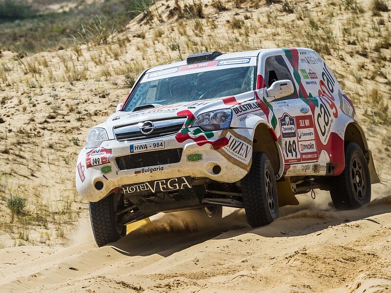 Rally Car on Sand — White