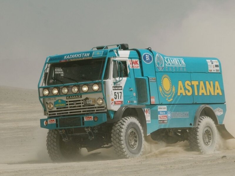 Rally Truck in Desert — Blue, Dynamic