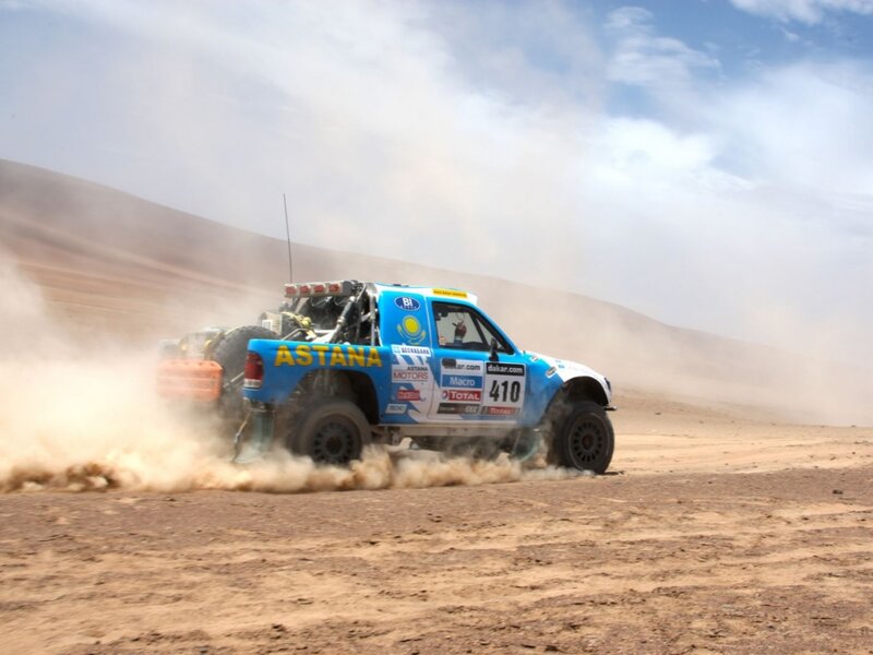 Rally Truck in Desert — Blue