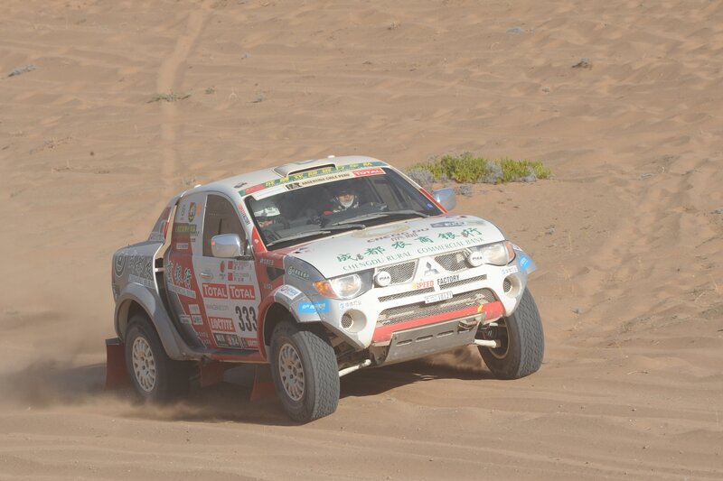 Rally Truck in Desert — Brown, Action