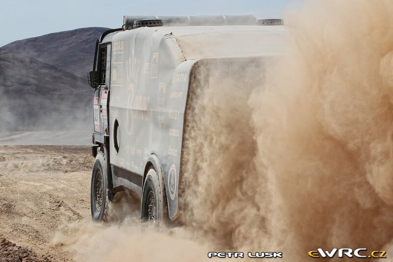 Rally truck kicking up dust